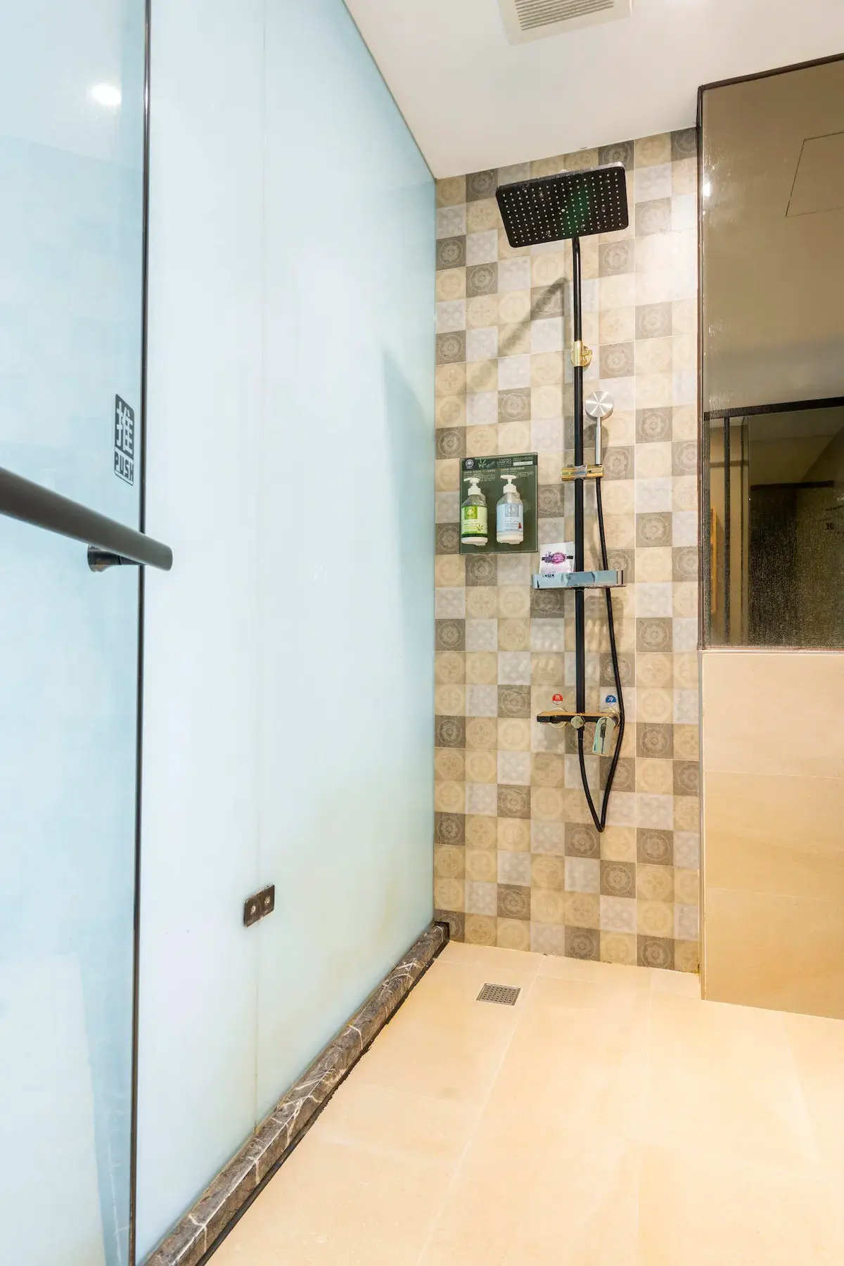 (2-4人包棟首選)樓中樓 席夢思 冷暖氣 套房－附私人免治 浴缸衛浴